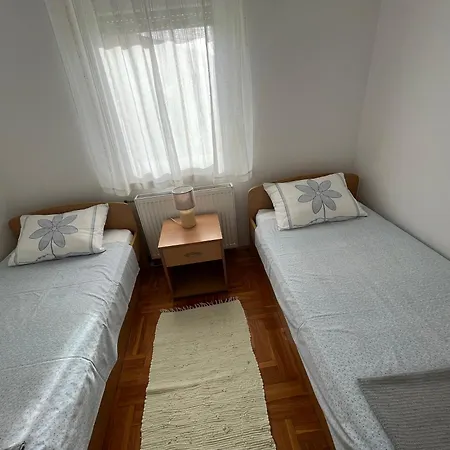 Burle With Free Private Parking Apartament Medulin